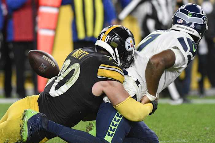 Pittsburgh Steelers LB T.J. Watt tackles Seattle Seahawks QB Geno Smith